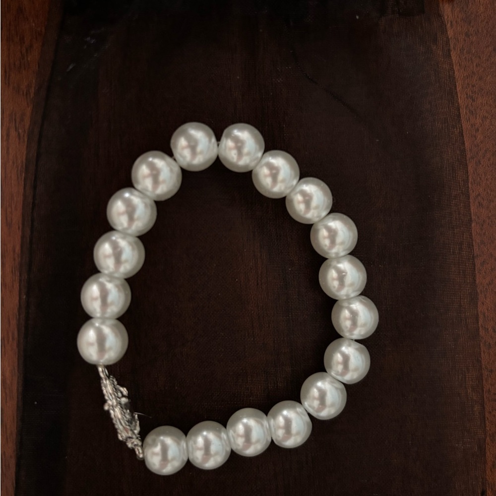 Pearl bracelet with clover accent - Picture 3 of 3